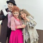 Shinobu Otake Instagram - 終わってしまいました。 ミュージカル『スウィーニー・トッド』大阪梅田芸術劇場で、大千穐楽を迎えることが出来ました。 連日たくさんのお客様に頂く熱い拍手、忘れられません。 本当にありがとうございました。 そして、キャストスタッフのみんなともお別れです。 毎日毎日一緒だったのに。 ずーと一緒だったのに。 寂しいなあ。 またそれぞれの道に戻っていってしまうのです。 またこの作品に出会えたこと、この仲間たちに出会えてことに感謝します。 ありがとうございました😊 また会いたいね。 #スウィーニートッド #梅田芸術劇場 #大竹しのぶ