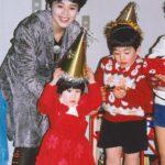 Shinobu Otake Instagram - 先週の朝日新聞のコラム『まあいいか』に載せた写真です。 子育てに必死の毎日で、主婦というものがどれだけ大変かを学んだ時期でもありました。 一年半程仕事を休んでいる時に 「お芝居したい」と細胞が、叫んでいるような感覚に陥り、自分の皮膚の下で飛び出したいと叫んでいるような、不思議な感触を今も思い出すことが出来ます。 そんなこんなを書きました。 あー、大変でも、とっても楽しい時間であった事は言うまでもありません。 #まあいいか #大竹しのぶ