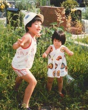 Shinobu Otake Instagram - 先週の朝日新聞のコラム『まあいいか』に載せた写真です。
子育てに必死の毎日で、主婦というものがどれだけ大変かを学んだ時期でもありました。
一年半程仕事を休んでいる時に
「お芝居したい」と細胞が、叫んでいるような感覚に陥り、自分の皮膚の下で飛び出したいと叫んでいるような、不思議な感触を今も思い出すことが出来ます。

そんなこんなを書きました。

あー、大変でも、とっても楽しい時間であった事は言うまでもありません。

#まあいいか
#大竹しのぶ