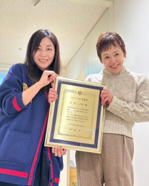 Shinobu Otake Instagram - 台東区で昭和54年（1979年）より始まった、大衆芸能の振興に貢献した人に贈られる
スターの手型‼️に今年選ばれました‼️

#三遊亭好楽　さん
#中島みゆき　さん
#五代目中村雀右衛門　さん
#三代目林家正楽　さん
と共に‼️
浅草公会堂前の通りに飾られているそうです。

顕彰式当日は昼夜公演があり、残念ながら行けなかったのですが、代理で盾を受け取ってきてくれた#服部容子 ちゃんと。

自分の好きなこと、大好きな事をしていているだけなのに。
嬉しいです。
私も一度見に行かなくちゃ。
浅草の街を散歩したいなあ。

今日も『スウィーニー・トッド』無事に終わりました。
お客様の拍手は、本当に最高のご褒美です。
ラスト一週間、頑張ります‼️

チューリップや、スイセンの蕾が膨らんできました。
春はもうすぐだ。

#浅草スターの手型
#スウィーニートッド
#大竹しのぶ