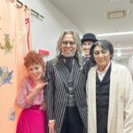 Shinobu Otake Instagram - 大阪公演、幕が開きました。 初日にして上原理生さんがひと足早く大千秋楽を迎えてしまいました。 寂しい😞 あと何回、あと何回と、スタッフさん達も言っています。 サンライズプロモーション大阪さんから、差し入れで頂いたフルーツ大福を、みんなで大騒ぎしながら選んでいました。 そんなみんなとも、もうすぐさよならです。 何にでも終わりは来るけど、やっぱり寂しいなあ。 今日も温かい拍手をありがとうございました😊 そして、ドラマ『心はロンリー気持ちは「、、、」』をご覧下さいまして、ありがとうございました。 コメントもたくさんで、びっくり🫢 本当にさんまさんは、皆さんに愛されているのだなあと改めて思いました。 さあ、ラスト二回。 頑張るのみ。 #ありがとう #スウィーニートッド #上原理生　さん #心はロンリー #大竹しのぶ