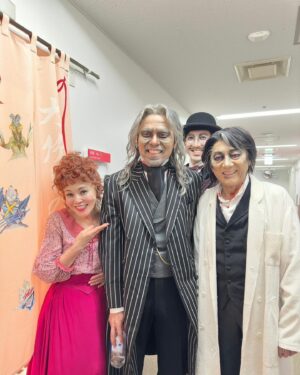 Shinobu Otake Instagram - 大阪公演、幕が開きました。
初日にして上原理生さんがひと足早く大千秋楽を迎えてしまいました。
寂しい😞
あと何回、あと何回と、スタッフさん達も言っています。
サンライズプロモーション大阪さんから、差し入れで頂いたフルーツ大福を、みんなで大騒ぎしながら選んでいました。
そんなみんなとも、もうすぐさよならです。
何にでも終わりは来るけど、やっぱり寂しいなあ。
今日も温かい拍手をありがとうございました😊

そして、ドラマ『心はロンリー気持ちは「、、、」』をご覧下さいまして、ありがとうございました。
コメントもたくさんで、びっくり🫢
本当にさんまさんは、皆さんに愛されているのだなあと改めて思いました。

さあ、ラスト二回。
頑張るのみ。

#ありがとう
#スウィーニートッド
#上原理生　さん
#心はロンリー
#大竹しのぶ