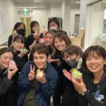 Shinobu Otake Instagram - 大阪公演、幕が開きました。 初日にして上原理生さんがひと足早く大千秋楽を迎えてしまいました。 寂しい😞 あと何回、あと何回と、スタッフさん達も言っています。 サンライズプロモーション大阪さんから、差し入れで頂いたフルーツ大福を、みんなで大騒ぎしながら選んでいました。 そんなみんなとも、もうすぐさよならです。 何にでも終わりは来るけど、やっぱり寂しいなあ。 今日も温かい拍手をありがとうございました😊 そして、ドラマ『心はロンリー気持ちは「、、、」』をご覧下さいまして、ありがとうございました。 コメントもたくさんで、びっくり🫢 本当にさんまさんは、皆さんに愛されているのだなあと改めて思いました。 さあ、ラスト二回。 頑張るのみ。 #ありがとう #スウィーニートッド #上原理生　さん #心はロンリー #大竹しのぶ