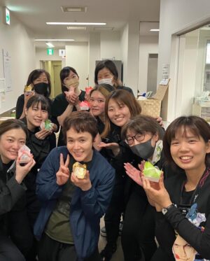 Shinobu Otake Instagram - 大阪公演、幕が開きました。
初日にして上原理生さんがひと足早く大千秋楽を迎えてしまいました。
寂しい😞
あと何回、あと何回と、スタッフさん達も言っています。
サンライズプロモーション大阪さんから、差し入れで頂いたフルーツ大福を、みんなで大騒ぎしながら選んでいました。
そんなみんなとも、もうすぐさよならです。
何にでも終わりは来るけど、やっぱり寂しいなあ。
今日も温かい拍手をありがとうございました😊

そして、ドラマ『心はロンリー気持ちは「、、、」』をご覧下さいまして、ありがとうございました。
コメントもたくさんで、びっくり🫢
本当にさんまさんは、皆さんに愛されているのだなあと改めて思いました。

さあ、ラスト二回。
頑張るのみ。

#ありがとう
#スウィーニートッド
#上原理生　さん
#心はロンリー
#大竹しのぶ