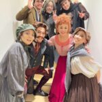 Shinobu Otake Instagram - 今日も無事に、二回公演が終わりました。 昼夜とも熱い拍手に私達役者は勿論、オーケストラのみんな、そしてスタッフのみんな、共に喜んでいます。 本当にありがとうございます😊 終演後みんなと一枚。 本当に素晴らしい仲間たちです。 明日も頑張ります。 #スウィーニートッド #大竹しのぶ
