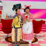 Shinobu Otake Instagram - ミュージカル『スウィーニー・トッド』無事に終わりました。 今日も熱い拍手を本当にありがとうございました😊 本番前に市村さんの楽屋に、歌唱指導の安崎さんと、指揮者の渡邉さんと集まって、リズムと音の確認！ 本当に難しい楽曲ばかりなので大変ですが、それだけ癖になり、楽しい曲ばかりです。 明日もやるぞー‼️ そして、明日放送のお知らせ。 私が歴史上の人物である西太后になり、慎吾ママとお話しする番組のコーナー。 本当に楽しかったなあ。 メイクさん衣装さん、鬘さんに感動しました。 ありがとう😊 NHK Eテレ 「ワルイコあつまれ〜4月から総合テレビにお引っ越し！スペシャル〜」 3/23(土) 10:00〜10:30 オンエア #スウィーニートッド #大竹しのぶ