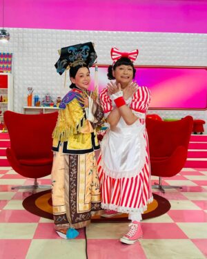 Shinobu Otake Instagram - ミュージカル『スウィーニー・トッド』無事に終わりました。
今日も熱い拍手を本当にありがとうございました😊
本番前に市村さんの楽屋に、歌唱指導の安崎さんと、指揮者の渡邉さんと集まって、リズムと音の確認！

本当に難しい楽曲ばかりなので大変ですが、それだけ癖になり、楽しい曲ばかりです。
明日もやるぞー‼️

そして、明日放送のお知らせ。
私が歴史上の人物である西太后になり、慎吾ママとお話しする番組のコーナー。
本当に楽しかったなあ。
メイクさん衣装さん、鬘さんに感動しました。
ありがとう😊

NHK Eテレ
「ワルイコあつまれ〜4月から総合テレビにお引っ越し！スペシャル〜」
3/23(土)
10:00〜10:30 オンエア

#スウィーニートッド
#大竹しのぶ
