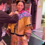 Shinobu Otake Instagram - ミュージカル『スウィーニー・トッド』無事に終わりました。 今日も熱い拍手を本当にありがとうございました😊 本番前に市村さんの楽屋に、歌唱指導の安崎さんと、指揮者の渡邉さんと集まって、リズムと音の確認！ 本当に難しい楽曲ばかりなので大変ですが、それだけ癖になり、楽しい曲ばかりです。 明日もやるぞー‼️ そして、明日放送のお知らせ。 私が歴史上の人物である西太后になり、慎吾ママとお話しする番組のコーナー。 本当に楽しかったなあ。 メイクさん衣装さん、鬘さんに感動しました。 ありがとう😊 NHK Eテレ 「ワルイコあつまれ〜4月から総合テレビにお引っ越し！スペシャル〜」 3/23(土) 10:00〜10:30 オンエア #スウィーニートッド #大竹しのぶ