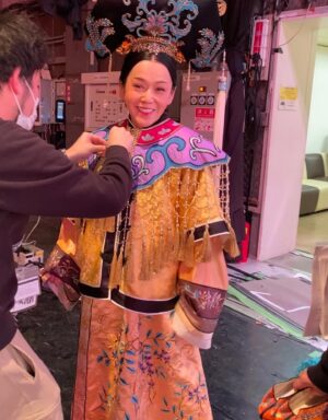 Shinobu Otake Instagram - ミュージカル『スウィーニー・トッド』無事に終わりました。
今日も熱い拍手を本当にありがとうございました😊
本番前に市村さんの楽屋に、歌唱指導の安崎さんと、指揮者の渡邉さんと集まって、リズムと音の確認！

本当に難しい楽曲ばかりなので大変ですが、それだけ癖になり、楽しい曲ばかりです。
明日もやるぞー‼️

そして、明日放送のお知らせ。
私が歴史上の人物である西太后になり、慎吾ママとお話しする番組のコーナー。
本当に楽しかったなあ。
メイクさん衣装さん、鬘さんに感動しました。
ありがとう😊

NHK Eテレ
「ワルイコあつまれ〜4月から総合テレビにお引っ越し！スペシャル〜」
3/23(土)
10:00〜10:30 オンエア

#スウィーニートッド
#大竹しのぶ