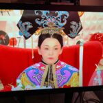 Shinobu Otake Instagram - ミュージカル『スウィーニー・トッド』無事に終わりました。 今日も熱い拍手を本当にありがとうございました😊 本番前に市村さんの楽屋に、歌唱指導の安崎さんと、指揮者の渡邉さんと集まって、リズムと音の確認！ 本当に難しい楽曲ばかりなので大変ですが、それだけ癖になり、楽しい曲ばかりです。 明日もやるぞー‼️ そして、明日放送のお知らせ。 私が歴史上の人物である西太后になり、慎吾ママとお話しする番組のコーナー。 本当に楽しかったなあ。 メイクさん衣装さん、鬘さんに感動しました。 ありがとう😊 NHK Eテレ 「ワルイコあつまれ〜4月から総合テレビにお引っ越し！スペシャル〜」 3/23(土) 10:00〜10:30 オンエア #スウィーニートッド #大竹しのぶ