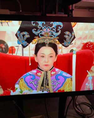 Shinobu Otake Instagram - ミュージカル『スウィーニー・トッド』無事に終わりました。
今日も熱い拍手を本当にありがとうございました😊
本番前に市村さんの楽屋に、歌唱指導の安崎さんと、指揮者の渡邉さんと集まって、リズムと音の確認！

本当に難しい楽曲ばかりなので大変ですが、それだけ癖になり、楽しい曲ばかりです。
明日もやるぞー‼️

そして、明日放送のお知らせ。
私が歴史上の人物である西太后になり、慎吾ママとお話しする番組のコーナー。
本当に楽しかったなあ。
メイクさん衣装さん、鬘さんに感動しました。
ありがとう😊

NHK Eテレ
「ワルイコあつまれ〜4月から総合テレビにお引っ越し！スペシャル〜」
3/23(土)
10:00〜10:30 オンエア

#スウィーニートッド
#大竹しのぶ