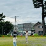 Shinobu Otake Instagram - ドラマ『海のはじまり』の撮影の日々。 昨日は娘の忘形見である、海ちゃんとのシーン撮影。 合間に二人で写真の撮りっこをしたり、歌を教えてもらったり。 朝4時に起きたのに、二人とも全く元気でした😅 可愛いなあ。 海役の星奈ちゃん、本当に自然で、ずーと見てしまう💓 ドラマはワンカットワンカット、本当に丁寧に撮っています。 楽しみだなあ。 これから少しずつアップしてゆきますね。 ジャクリーヌが、またまた咲きましたあ🌹 #フジテレビ #海のはじまり @umi_no_hajimari #泉谷星奈　ちゃん @i_rana_ta #大竹しのぶ