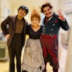 Shinobu Otake Instagram - ミュージカル『スウィーニー・トッド』今日も無事に終わりました。 来てくださったお客様、ありがとうございました。 開演前に、今回のグッズの一つであるランダムアクキー（と言うそうです）を持って。 あとこがけんさんと、加藤諒くんのランダムアクキーです❣️ 他の人のはまだ当たってません😰 そして共演者の石井雅登さんと、高田正人さんと、楽屋前で。 お二人ともとっても素敵な歌声です。 知り合いの方も沢山いらして下さるのに、楽屋の面会はまだ出来ない状況で悲しい😰 ジプシーで共演した、生田絵梨花ちゃんも来てくれて。 そして、その時共演した子供達も何人も来てくれて。 本当にみんな優しいなあ。 さあ明日も頑張ります❣️ とにかく今日もありがとうございました😊 #スウィーニートッド #大竹しのぶ