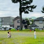 Shinobu Otake Instagram - ドラマ『海のはじまり』の撮影の日々。 昨日は娘の忘形見である、海ちゃんとのシーン撮影。 合間に二人で写真の撮りっこをしたり、歌を教えてもらったり。 朝4時に起きたのに、二人とも全く元気でした😅 可愛いなあ。 海役の星奈ちゃん、本当に自然で、ずーと見てしまう💓 ドラマはワンカットワンカット、本当に丁寧に撮っています。 楽しみだなあ。 これから少しずつアップしてゆきますね。 ジャクリーヌが、またまた咲きましたあ🌹 #フジテレビ #海のはじまり @umi_no_hajimari #泉谷星奈　ちゃん @i_rana_ta #大竹しのぶ
