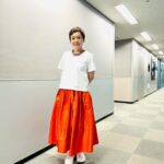Shinobu Otake Instagram - 金スマの収録で、丸一日スタジオの日。 メイクのボボさん（男性です）が、今度はドーナツを作って来てくださいました。 これが、本当に美味しい😋 今流行りのアイムドーナツをお姉さんが食べたいというので、ハワイのマラサダという感じで作ったそうです。 私はどちらも食べたことがないので分からないのですが、とにかくボボさんのドーナツは最高でした😃 なんでこんな風にできるの！？ どうして？？と聞いたら、普通だよと言われました😅 あっ、私がしているネックレスもブレスレットも、ボボさんの手作りです💕 #金スマ #大竹しのぶ