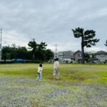 Shinobu Otake Instagram - ドラマ『海のはじまり』の撮影の日々。 昨日は娘の忘形見である、海ちゃんとのシーン撮影。 合間に二人で写真の撮りっこをしたり、歌を教えてもらったり。 朝4時に起きたのに、二人とも全く元気でした😅 可愛いなあ。 海役の星奈ちゃん、本当に自然で、ずーと見てしまう💓 ドラマはワンカットワンカット、本当に丁寧に撮っています。 楽しみだなあ。 これから少しずつアップしてゆきますね。 ジャクリーヌが、またまた咲きましたあ🌹 #フジテレビ #海のはじまり @umi_no_hajimari #泉谷星奈　ちゃん @i_rana_ta #大竹しのぶ