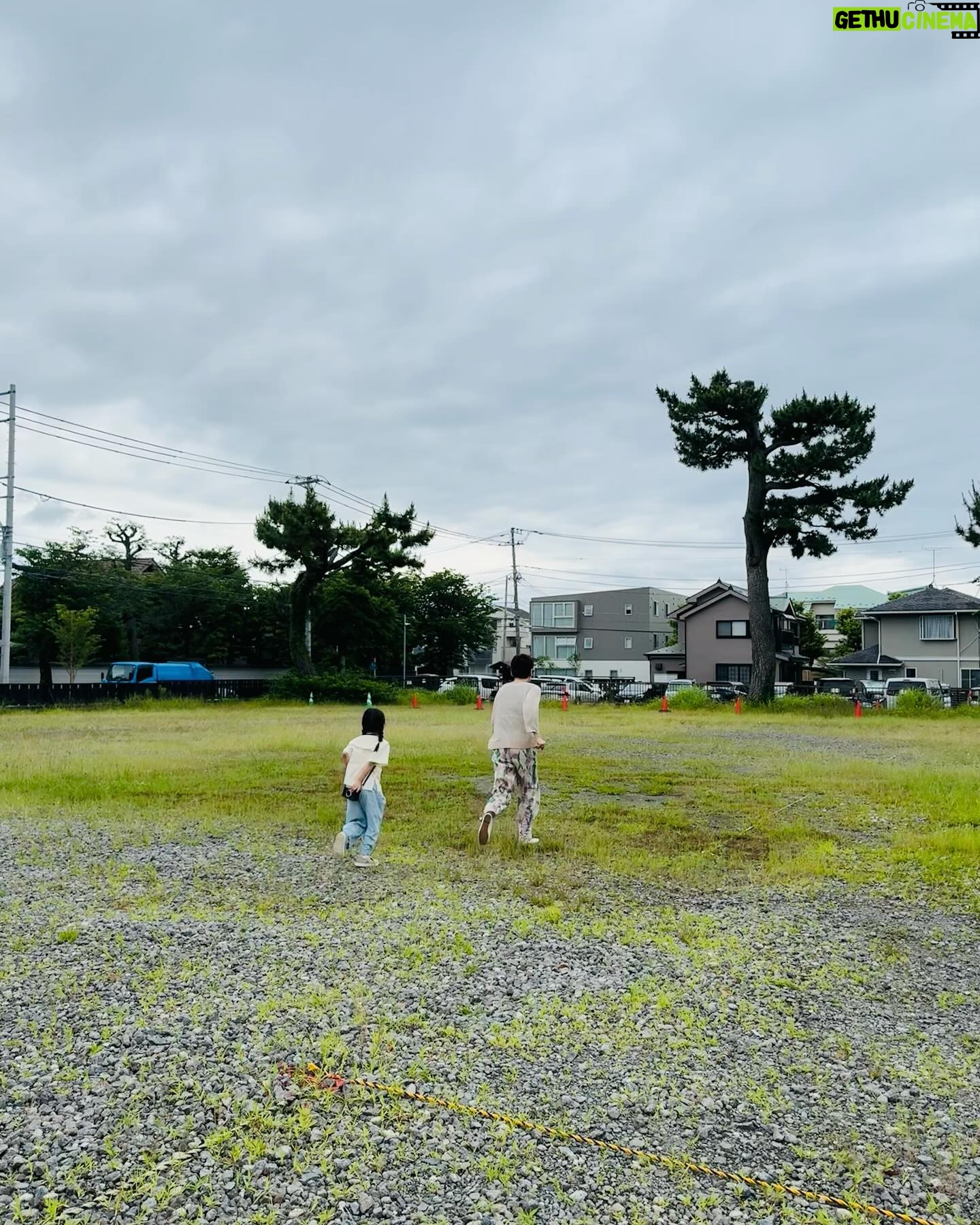 Shinobu Otake Instagram - ドラマ『海のはじまり』の撮影の日々。 昨日は娘の忘形見である、海ちゃんとのシーン撮影。 合間に二人で写真の撮りっこをしたり、歌を教えてもらったり。 朝4時に起きたのに、二人とも全く元気でした😅 可愛いなあ。 海役の星奈ちゃん、本当に自然で、ずーと見てしまう💓 ドラマはワンカットワンカット、本当に丁寧に撮っています。 楽しみだなあ。 これから少しずつアップしてゆきますね。 ジャクリーヌが、またまた咲きましたあ🌹 #フジテレビ #海のはじまり @umi_no_hajimari #泉谷星奈 ちゃん @i_rana_ta #大竹しのぶ