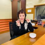 Shinobu Otake Instagram - 今日も、NHKラジオ『スピーカーズコーナー』にたくさんのメッセージをありがとうございました。 本当にいつもあっという間に時間が経ってしまいます。 お友達と話してるような気持ちになってしまう。 川越公演のカーテンコールの映像です。 これは何度も何度も呼んでくださった時のものです。 本当に、本当にありがとうございました😊 ラスト三回。 寂しくなっちゃうなあ。 #スピーカーズコーナー #スウィーニートッド #大竹しのぶ