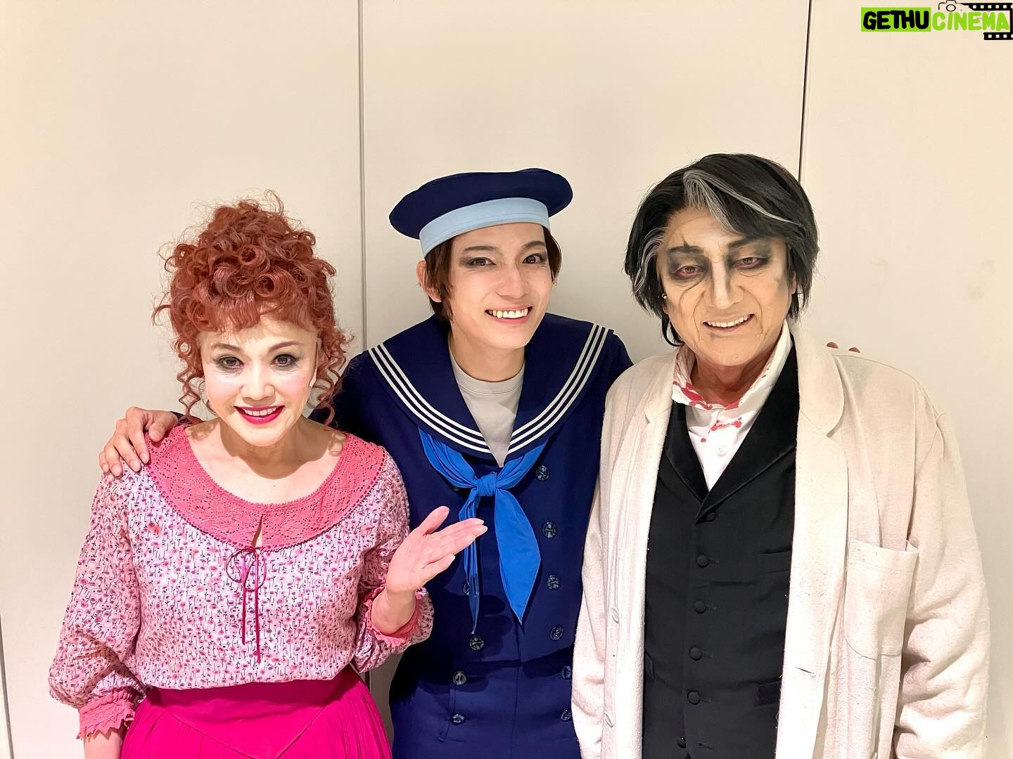 Shinobu Otake Instagram - 川越公演、無事に二回終わりました。 熱い拍手を本当にありがとうございました。 昨日は、アンソニー役の糸川耀士郎君が一足早くの千秋楽でした。 そんな事ってあるの?って感じですが、これが現実です😢 もう、きっとあっという間に終わってしまうのかなあ。 寂しいなあ。 あと四回、心こめて頑張ります‼️ 過去公演に出演したメンバーが観に来てくれました。 キムラ緑子ちゃん、多岐川装子ちゃん、岡田誠さん。 みんな本当に一緒に苦しんだメンバーで、懐かしがってくれた。 身体にもう音楽が染み付いてるメンバーです。 私がしているイヤリングは、装子ちゃんの手作り。 今度アップで写真撮りますね。 あっ、今日は、渡辺えりさんも来てくれた。 あっ、三婆だ‼️ (舞台のタイトル「三婆」です。 またあの芝居もやりたいなあ。) みんな遠くまでありがとう💓 #スウィーニートッド #市村正親 さん #糸川耀士郎 さん #キムラ緑子 さん #岡田誠 さん #多岐川装子 さん #渡辺えり さん #大竹しのぶ