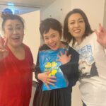 Shinobu Otake Instagram - 毎日バタバタな日々だけど、ギリギリでやっと観ることが出来たミュージカル『カムフロムアウェイ』。 スウィーニー・トッドで稽古場が隣だったので、とうこさん（安蘭けいさん）や、森公美子さんや、、、。 みんなすごく大変そうだけど、なんだかとてつもなく楽しそうで、絶対に観に行きたいと思ってました。 自分が本番をやっている時はなかなか他の芝居を観る余裕がなく、なんとか、間に合ったあ。 あっという間の1時間４０分🫢 楽屋に行ってトコさんやクミさんや、橋本さとしさんや、加藤和樹くんや、田代万里生くんや濱田めぐみさんや、吉原光夫さんが、本当に充実した顔で楽しそうにしているのに、またまた感動。 あー、素敵な時間でした。 たまたま偶然えりさんにも会えて、楽しく幸せな時間だったなあ。 私も頑張る‼️ くみちゃんが、こんな可愛い袋を下さいました😊 ありがとう、嬉しいなあ。 #カムフロムアウェイ #高崎芸術劇場 #安蘭けいさん #森公美子　さん #渡辺えり　さん #大竹しのぶ