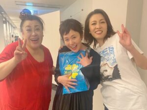 Shinobu Otake Instagram - 毎日バタバタな日々だけど、ギリギリでやっと観ることが出来たミュージカル『カムフロムアウェイ』。
スウィーニー・トッドで稽古場が隣だったので、とうこさん（安蘭けいさん）や、森公美子さんや、、、。
みんなすごく大変そうだけど、なんだかとてつもなく楽しそうで、絶対に観に行きたいと思ってました。
自分が本番をやっている時はなかなか他の芝居を観る余裕がなく、なんとか、間に合ったあ。
あっという間の1時間４０分🫢
楽屋に行ってトコさんやクミさんや、橋本さとしさんや、加藤和樹くんや、田代万里生くんや濱田めぐみさんや、吉原光夫さんが、本当に充実した顔で楽しそうにしているのに、またまた感動。
あー、素敵な時間でした。
たまたま偶然えりさんにも会えて、楽しく幸せな時間だったなあ。

私も頑張る‼️
くみちゃんが、こんな可愛い袋を下さいました😊
ありがとう、嬉しいなあ。

#カムフロムアウェイ
#高崎芸術劇場
#安蘭けいさん
#森公美子　さん
#渡辺えり　さん
#大竹しのぶ