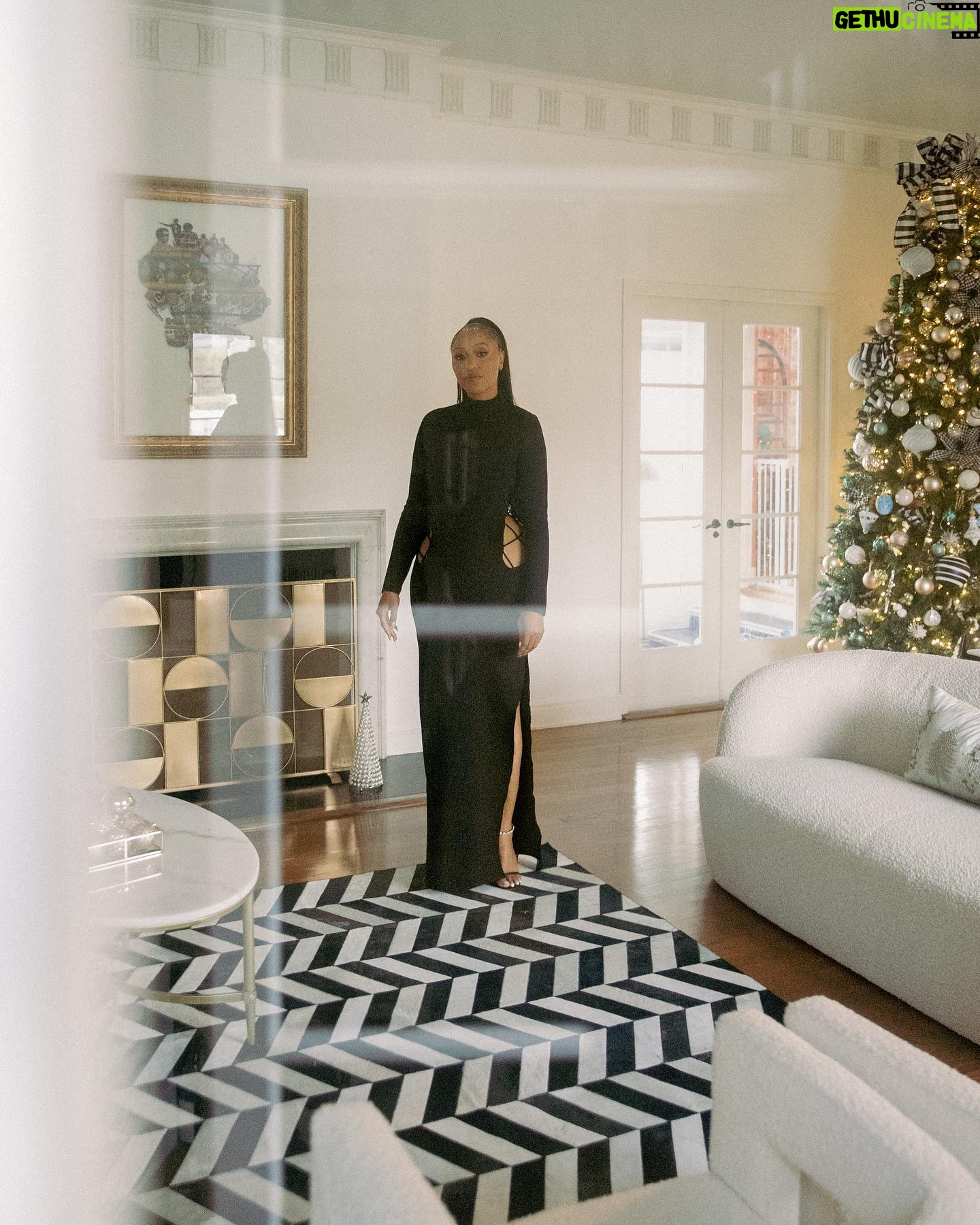 Shiona Turini Instagram - Naughty or Nice 🎁 Happy Holidays from me, @AmazonLuxuryStores, this @dundasworld dress and Black Santa. #AmazonLuxuryStores #Ad
