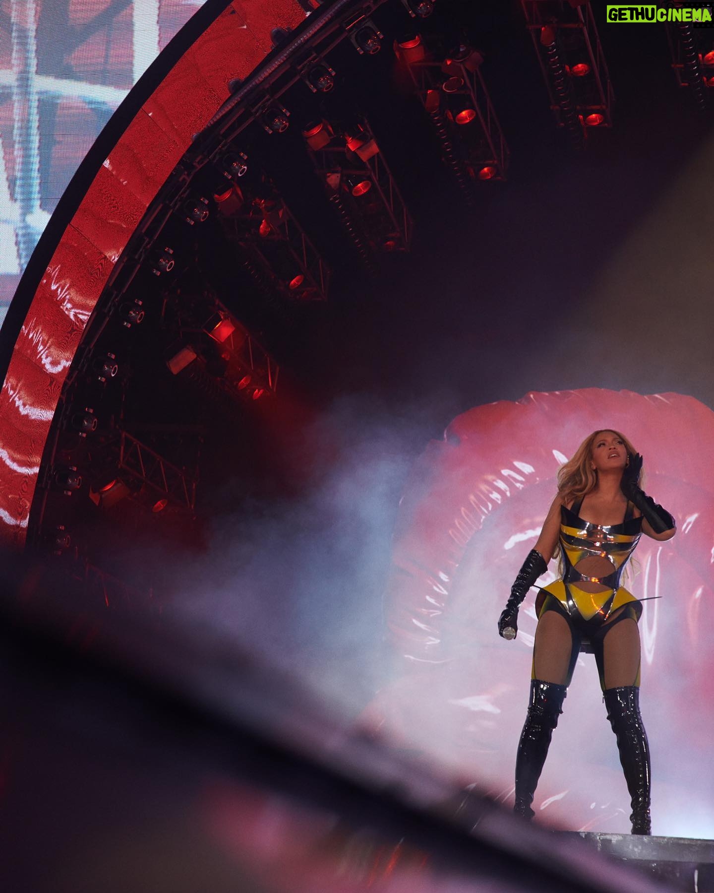 Shiona Turini - 24.3K Likes - Pure honey 🐝 @beyonce in custom @muglerofficial by @cadwallader , styled by me.
Casey… We met over a decade ago in the streets of Spain. You took care of me then and you never hesitate to take care of me now. I’m forever grateful for your collaboration. For seeing me then and now. Thank you for building us a bee fit for the Queen. #thehive #renaissanceworldtour