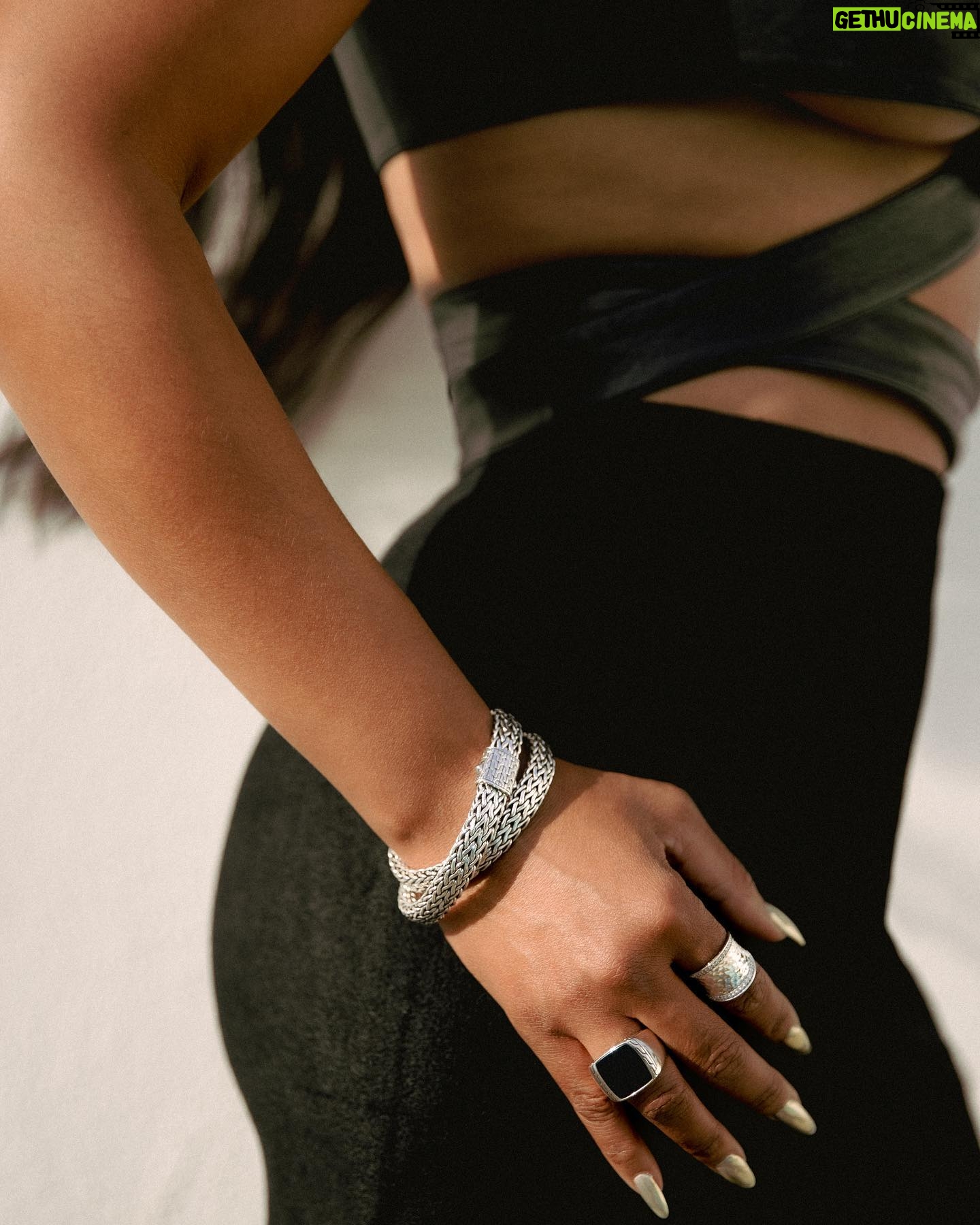 Shiona Turini Instagram - Silver linings 🛸 @johnhardyjewelry Limited Edition Icon bracelet and their rings tings went straight to the top of my Holiday wish list. #johnhardyicon