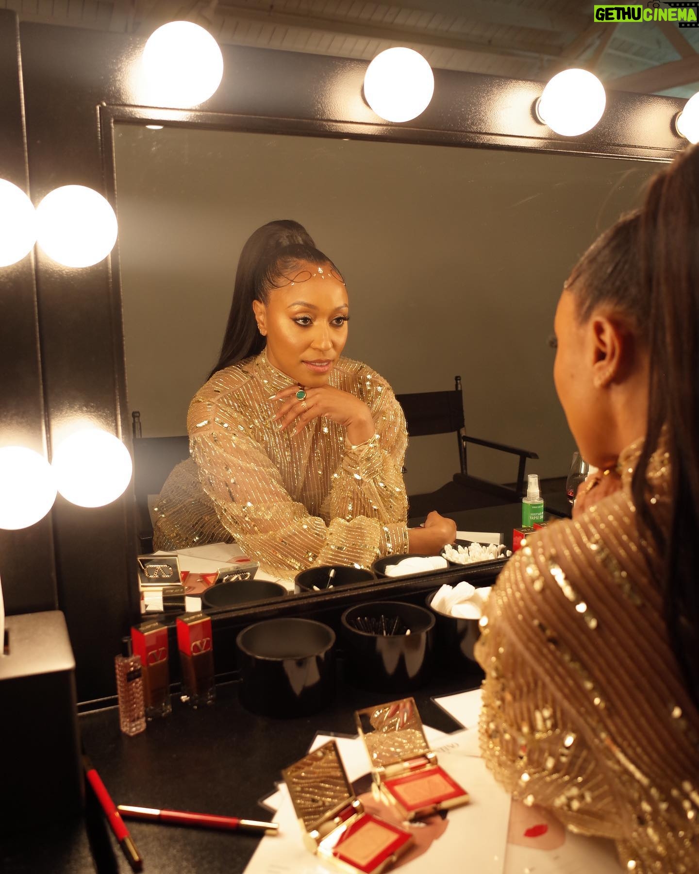 Shiona Turini Instagram - Golden girl 💰Kicking off the holiday season with the best beat by @valentino.beauty #valentinobeautypartner