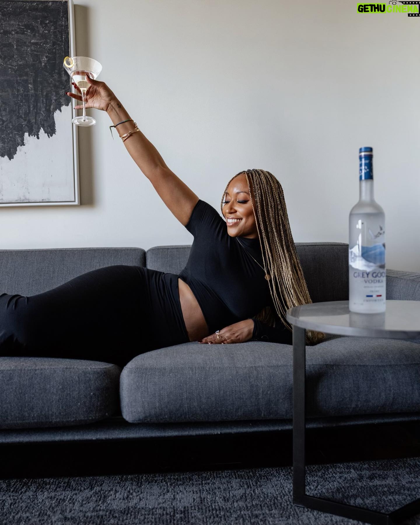 Shiona Turini Instagram - Two classics that never go out of style: a @greygoose martini and a LBD 🖤 #greygoosepartner #ViveLaVodka