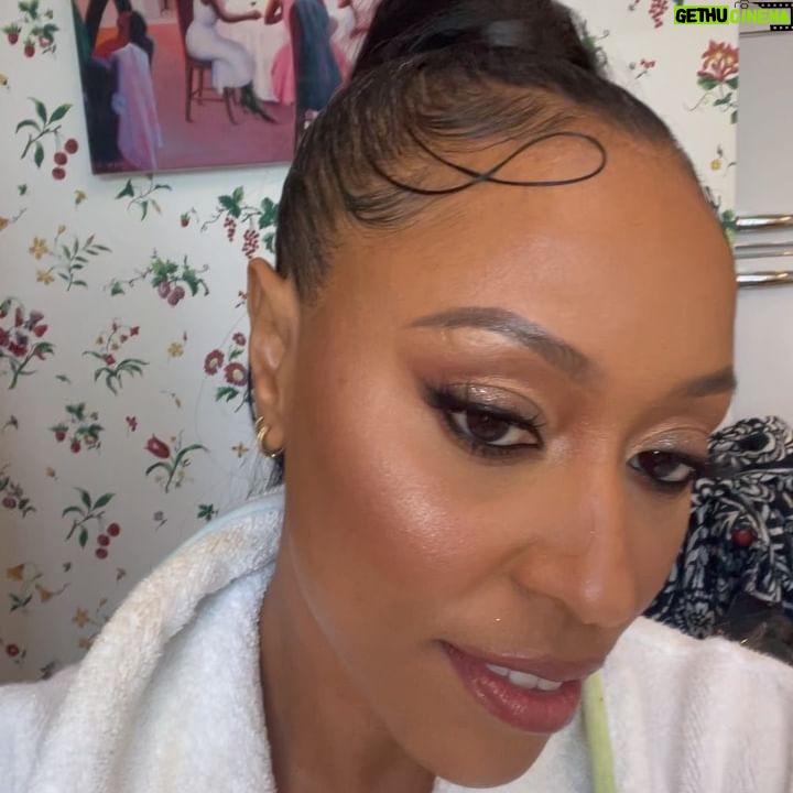 Shiona Turini Instagram - Golden girl 💰Kicking off the holiday season with the best beat by @valentino.beauty #valentinobeautypartner