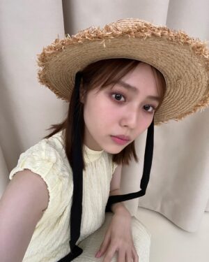 Shiori Akita Instagram - ㅤ
今年も1年
ありがとうございました☺︎
2022年は、仕事もプライベートも充実した1年になったな、と。

私は実家でこたつに入って年末を満喫しています🍊
ちょこっと、コメント返ししようかな〜！

良いお年をお迎えください🌅