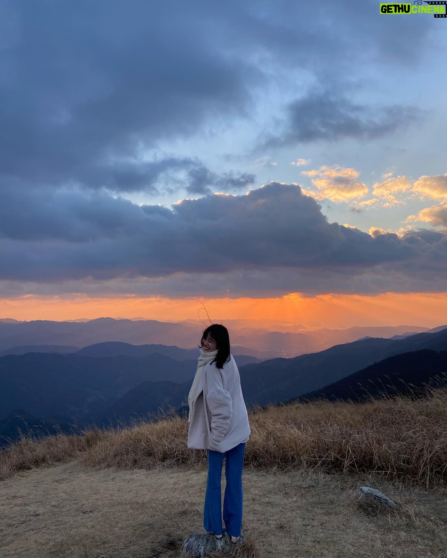 Shiori Akita - 9.7K Likes - ㅤ
今年も1年
ありがとうございました☺︎
2022年は、仕事もプライベートも充実した1年になったな、と。
私は実家でこたつに入って年末を満喫しています🍊
ちょこっと、コメント返ししようかな〜!
良いお年をお迎えください🌅