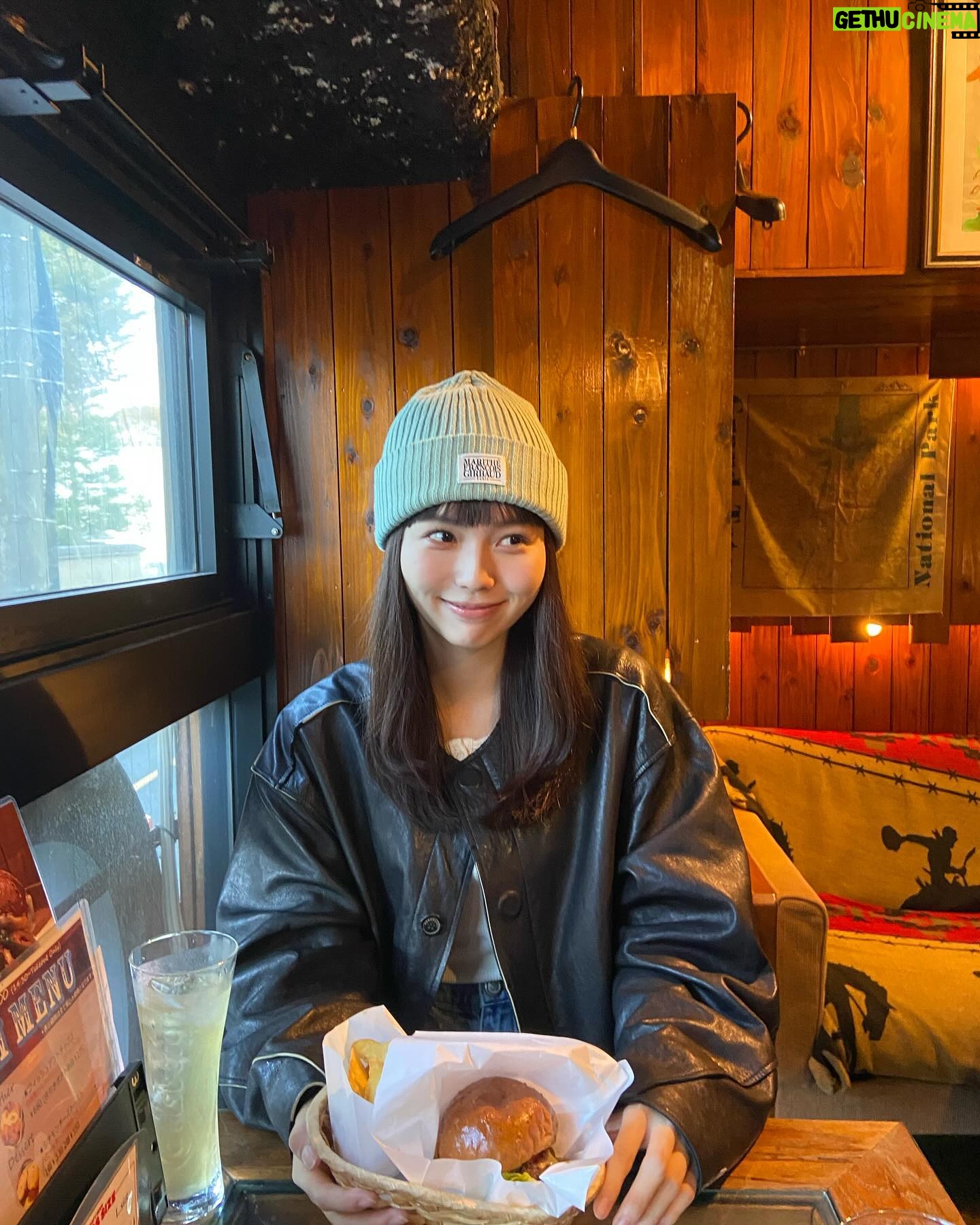 Shiori Akita - 7.3K Likes - ㅤ
🍔🍔🍔
ポテト食べながらのハンバーガーが1番美味しい!!