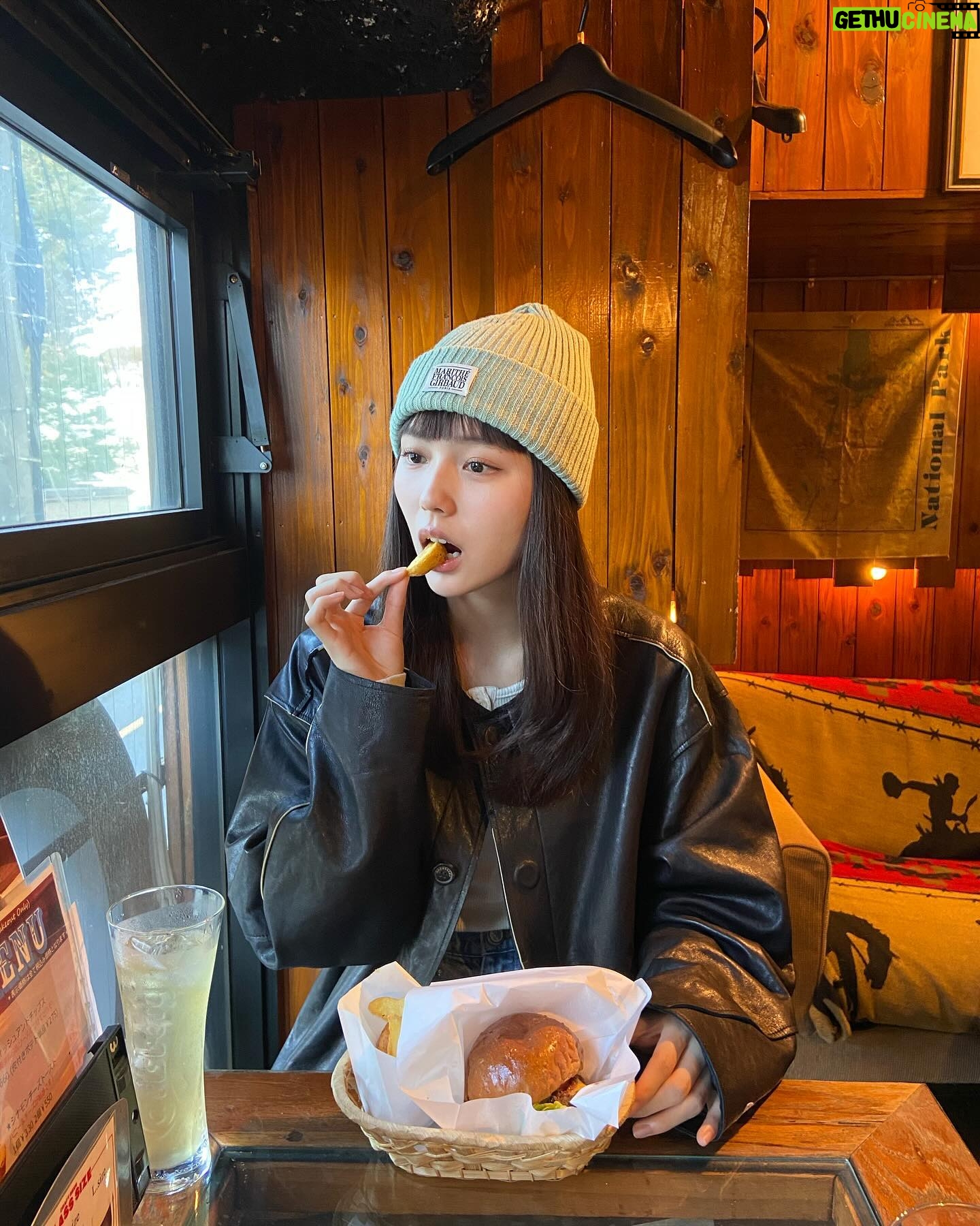 Shiori Akita - 7.3K Likes - ㅤ
🍔🍔🍔
ポテト食べながらのハンバーガーが1番美味しい!!