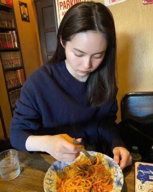 Shiori Akita Instagram - 2023
美味しいものいっぱい食べて
いっぱい笑った1年でした~

皆さまよいお年をお迎えください🍊