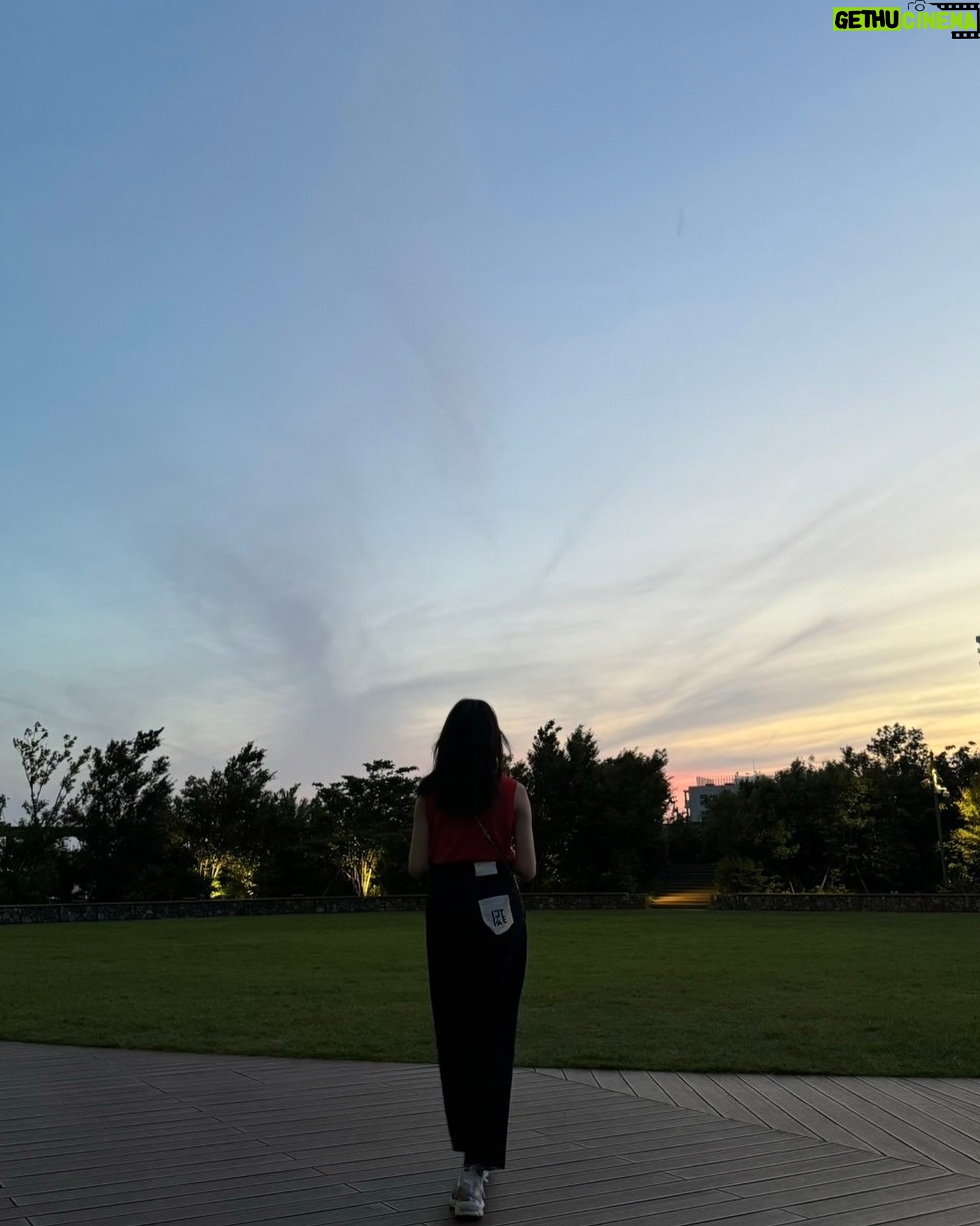 Shiori Sato - 3 Likes - いつかの綺麗な夕日とおnewのくつの日❤️🔥👟🌇