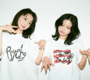 Shiori Sato Instagram - 佐藤詩織・鈴本美愉1st Exhibition「psycho展」
グッズ第一弾、先行公開しました！

鈴本美愉着用【目がまわっちゃうよTシャツ】M.XL
佐藤詩織着用【ニョキニョキpsychoTシャツ】M.XL

一枚一枚すべてシルクスクリーンで手刷りです。
数量限定販売となりますので、お早めに会場でお買い求めください🌞✌🏻