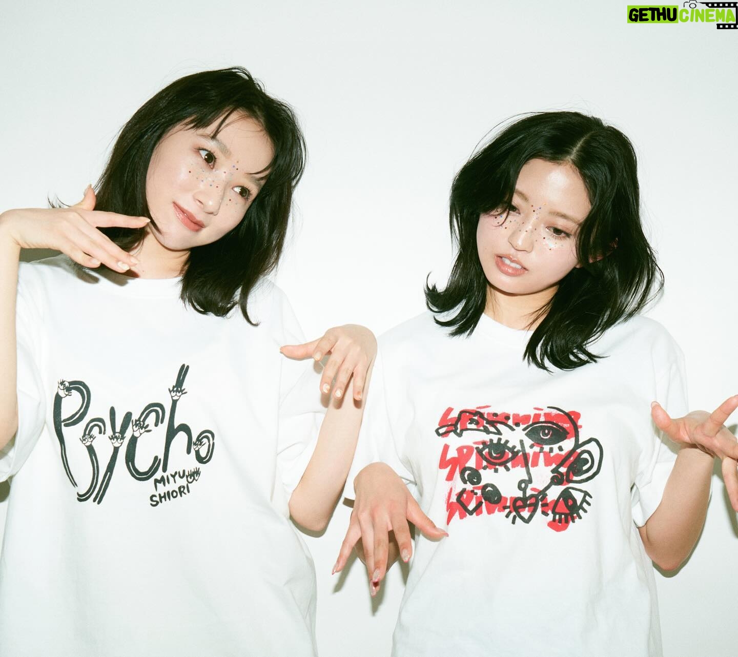 Shiori Sato - 3 Likes - 佐藤詩織・鈴本美愉1st Exhibition「psycho展」
グッズ第一弾、先行公開しました!
鈴本美愉着用【目がまわっちゃうよTシャツ】M.XL
佐藤詩織着用【ニョキニョキpsychoTシャツ】M.XL
一枚一枚すべてシルクスクリーンで手刷りです。
数量限定販売となりますので、お早めに会場でお買い求めください🌞✌🏻