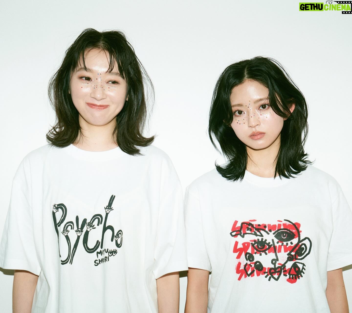 Shiori Sato - 3 Likes - 佐藤詩織・鈴本美愉1st Exhibition「psycho展」
グッズ第一弾、先行公開しました!
鈴本美愉着用【目がまわっちゃうよTシャツ】M.XL
佐藤詩織着用【ニョキニョキpsychoTシャツ】M.XL
一枚一枚すべてシルクスクリーンで手刷りです。
数量限定販売となりますので、お早めに会場でお買い求めください🌞✌🏻