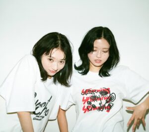 Shiori Sato Instagram - 佐藤詩織・鈴本美愉1st Exhibition「psycho展」
グッズ第一弾、先行公開しました！

鈴本美愉着用【目がまわっちゃうよTシャツ】M.XL
佐藤詩織着用【ニョキニョキpsychoTシャツ】M.XL

一枚一枚すべてシルクスクリーンで手刷りです。
数量限定販売となりますので、お早めに会場でお買い求めください🌞✌🏻