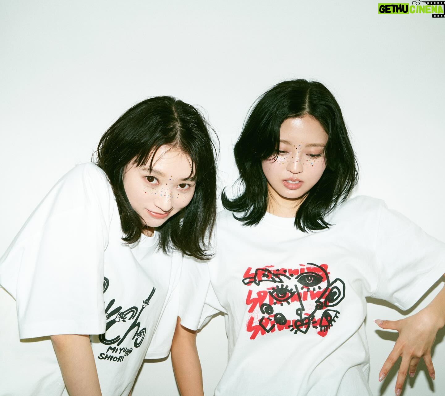 Shiori Sato - 3 Likes - 佐藤詩織・鈴本美愉1st Exhibition「psycho展」
グッズ第一弾、先行公開しました!
鈴本美愉着用【目がまわっちゃうよTシャツ】M.XL
佐藤詩織着用【ニョキニョキpsychoTシャツ】M.XL
一枚一枚すべてシルクスクリーンで手刷りです。
数量限定販売となりますので、お早めに会場でお買い求めください🌞✌🏻