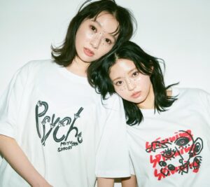 Shiori Sato Instagram - 佐藤詩織・鈴本美愉1st Exhibition「psycho展」
グッズ第一弾、先行公開しました！

鈴本美愉着用【目がまわっちゃうよTシャツ】M.XL
佐藤詩織着用【ニョキニョキpsychoTシャツ】M.XL

一枚一枚すべてシルクスクリーンで手刷りです。
数量限定販売となりますので、お早めに会場でお買い求めください🌞✌🏻