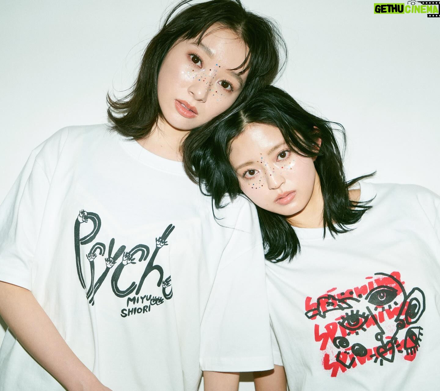 Shiori Sato - 3 Likes - 佐藤詩織・鈴本美愉1st Exhibition「psycho展」
グッズ第一弾、先行公開しました!
鈴本美愉着用【目がまわっちゃうよTシャツ】M.XL
佐藤詩織着用【ニョキニョキpsychoTシャツ】M.XL
一枚一枚すべてシルクスクリーンで手刷りです。
数量限定販売となりますので、お早めに会場でお買い求めください🌞✌🏻