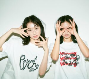 Shiori Sato Instagram - 佐藤詩織・鈴本美愉1st Exhibition「psycho展」
グッズ第一弾、先行公開しました！

鈴本美愉着用【目がまわっちゃうよTシャツ】M.XL
佐藤詩織着用【ニョキニョキpsychoTシャツ】M.XL

一枚一枚すべてシルクスクリーンで手刷りです。
数量限定販売となりますので、お早めに会場でお買い求めください🌞✌🏻