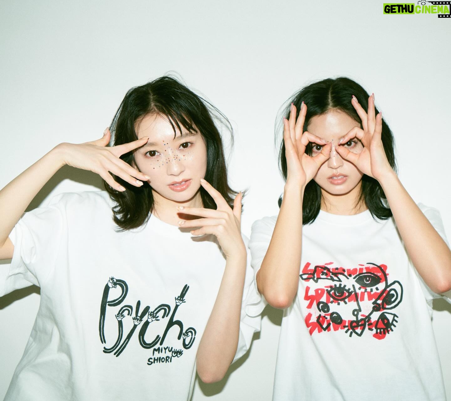 Shiori Sato - 3 Likes - 佐藤詩織・鈴本美愉1st Exhibition「psycho展」
グッズ第一弾、先行公開しました!
鈴本美愉着用【目がまわっちゃうよTシャツ】M.XL
佐藤詩織着用【ニョキニョキpsychoTシャツ】M.XL
一枚一枚すべてシルクスクリーンで手刷りです。
数量限定販売となりますので、お早めに会場でお買い求めください🌞✌🏻
