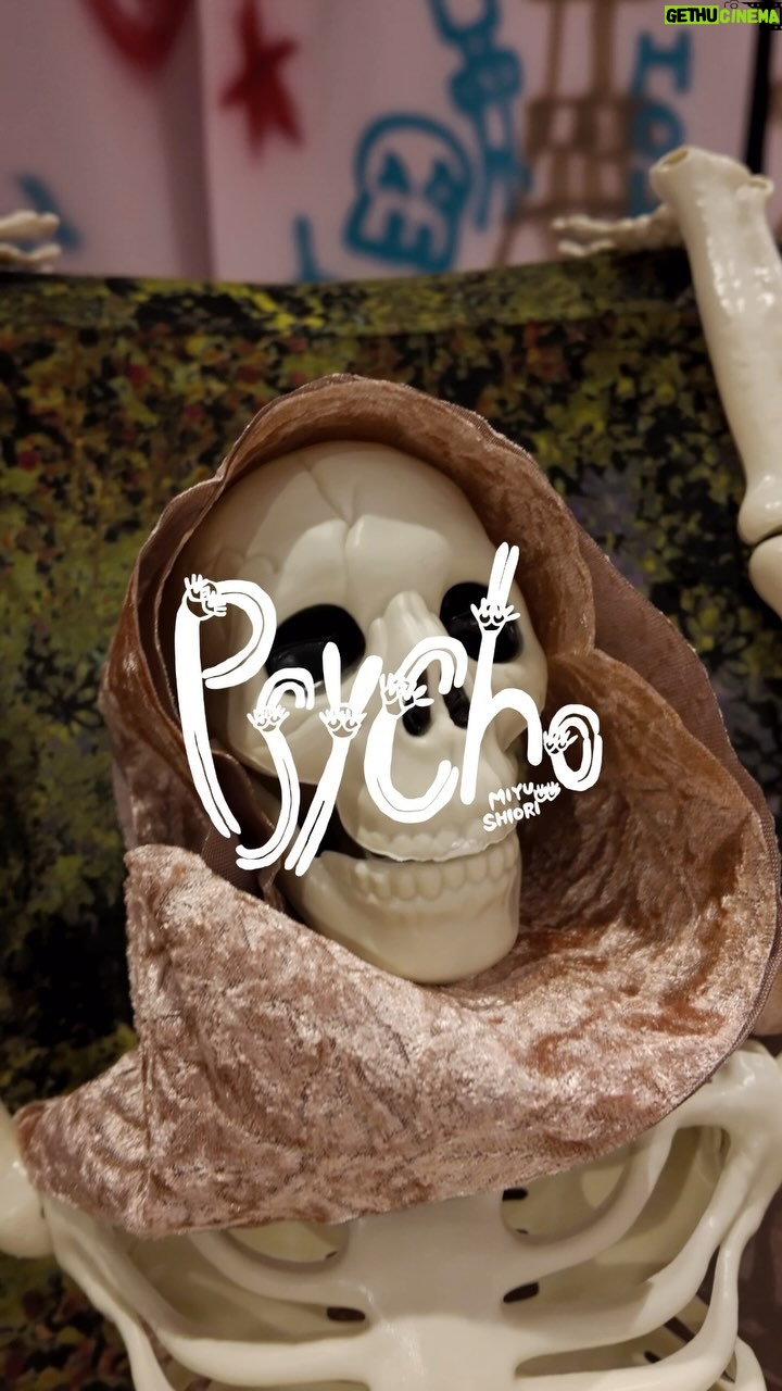 Shiori Sato - 3 Likes - 佐藤詩織・鈴本美愉 1st Exhibition「psycho展」
いよいよ明日5/30(木)から開催です。
会場の一部を特別にご紹介します!
2人のお部屋のなかで、2人のお洋服、2人で描いた絵画、2人で作った手作りのアクセサリーなどを選んで、みなさまのおうちにお迎えしてもらえるような体験型展示です。
ぜひお越しください。チケットはストーリーズのアーカイブにて。