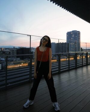 Shiori Sato Instagram - いつかの綺麗な夕日とおnewのくつの日❤️‍🔥👟🌇