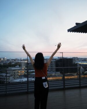 Shiori Sato Instagram - いつかの綺麗な夕日とおnewのくつの日❤️‍🔥👟🌇