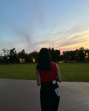 Shiori Sato Instagram - いつかの綺麗な夕日とおnewのくつの日❤️‍🔥👟🌇